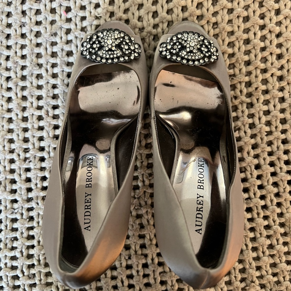 Silver Heels - Picture 5 of 6